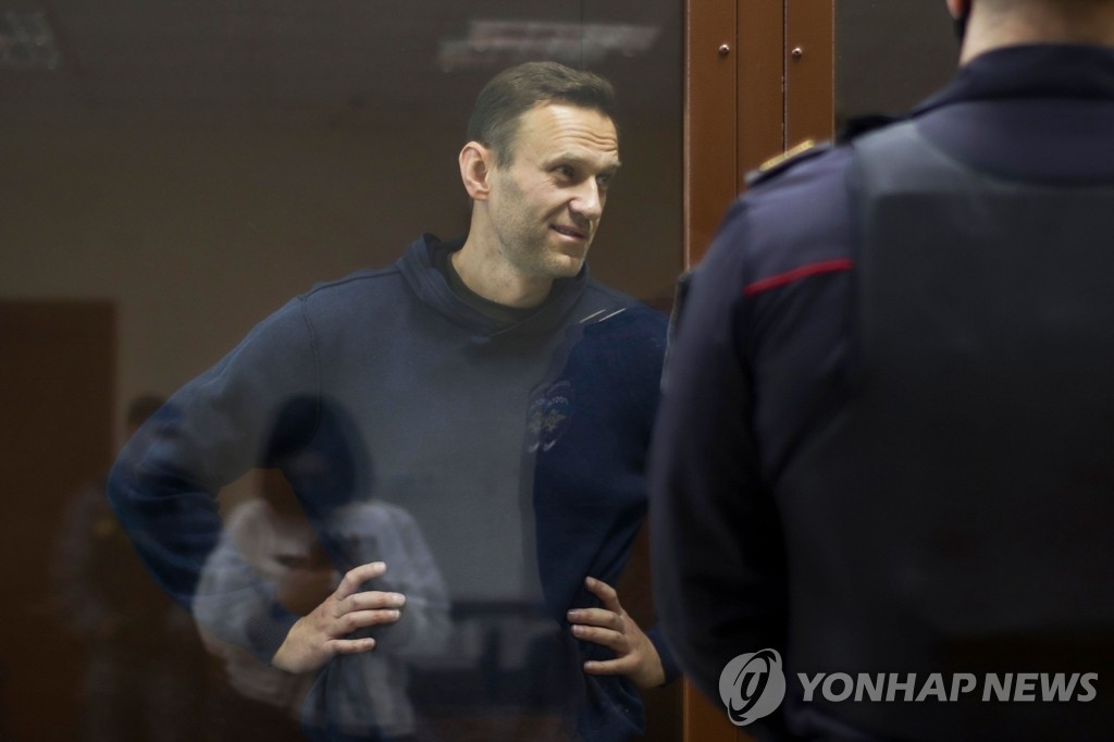 유리방 안에서 재판 지켜보는 러시아 야권 지도자 나발니