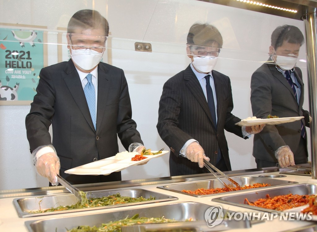 구내식당 이용하는 정의용 신임 외교부 장관