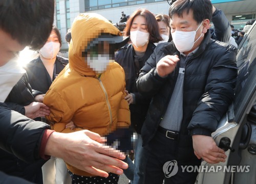 호송차 오르는 아동학대 부모