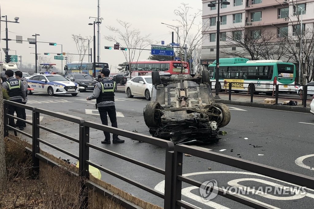 가드레일 들이받고 차량 전복