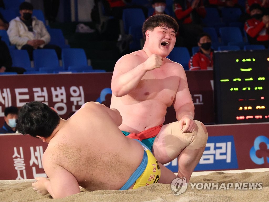 2년 연속 설날대회 백두장사 오른 장성우 '포효'