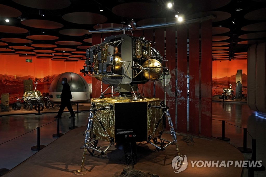 베이징 쇼핑몰에 전시된 화성 탐사선 '톈원 1호' 모형