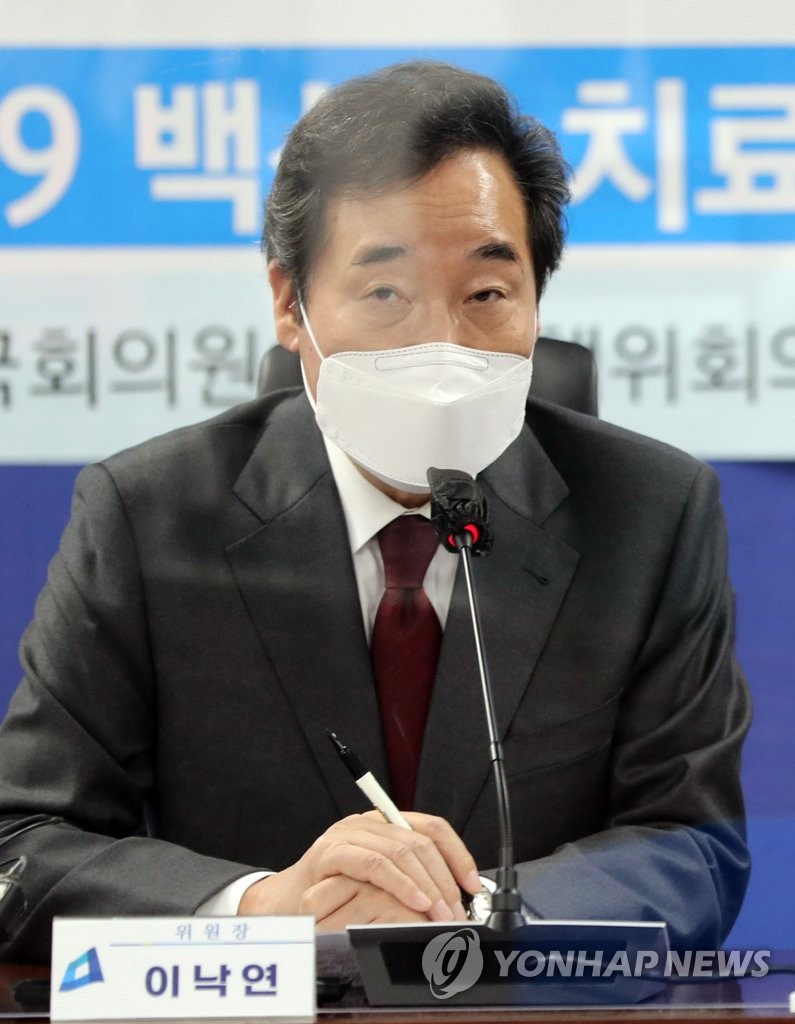 코로나19 백신·치료제 토론회 인사말하는 이낙연