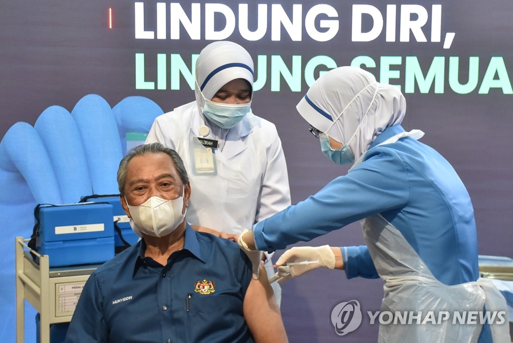화이자 코로나19 백신 맞는 말레이시아 총리