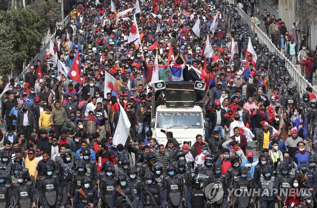 ′의회 복원 명령′…네팔 지지자들 환호