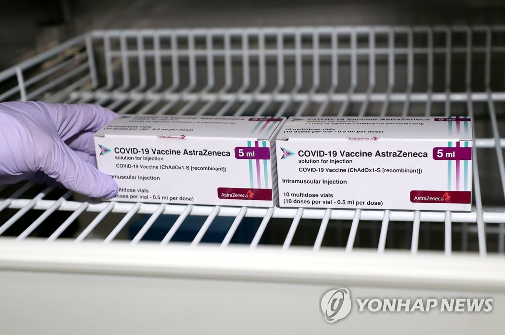 냉장고에 입고되는 코로나19 백신