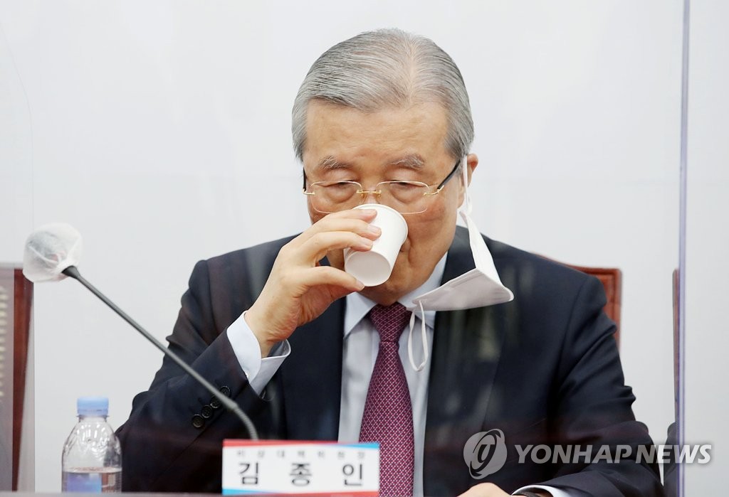 물 마시는 국민의힘 김종인 비대위원장