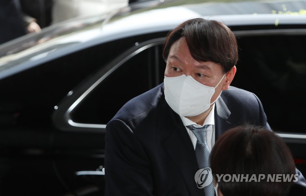 인사 나누는 윤석열 검찰총장