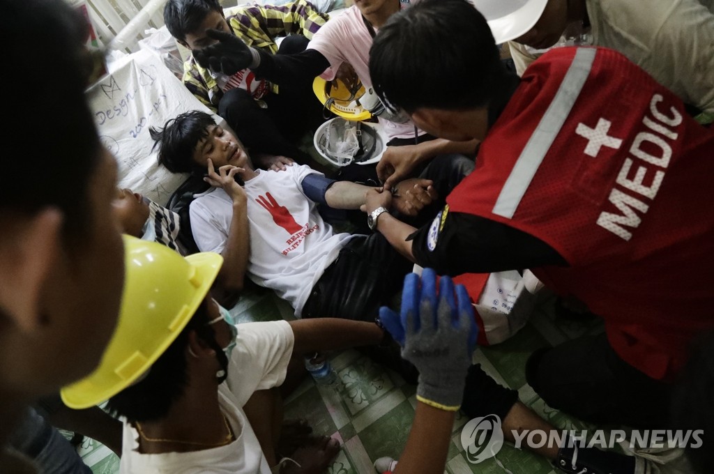 미얀마 시위 현장에서 부상자 치료하는 의료진
