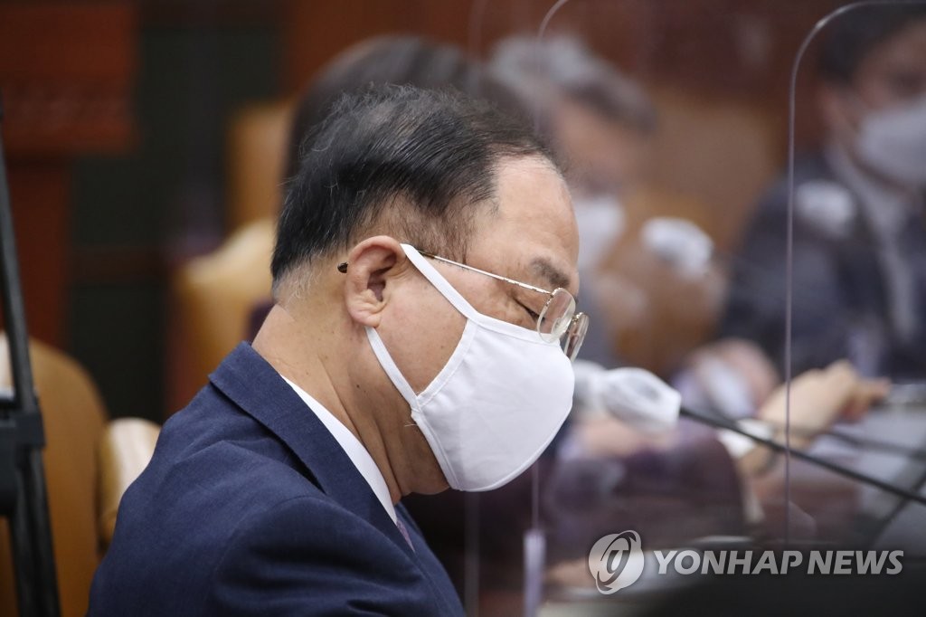 국정현안점검조정회의 참석한 홍남기 부총리