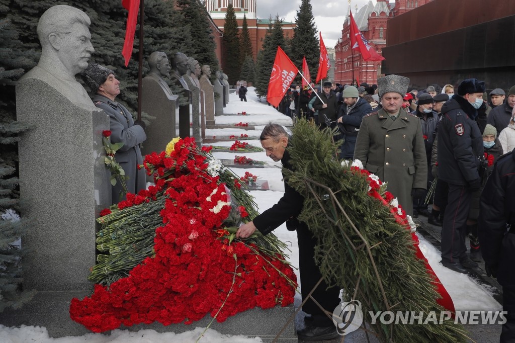 '스탈린 사망 68주기'…묘지에 헌화하는 공산당원들