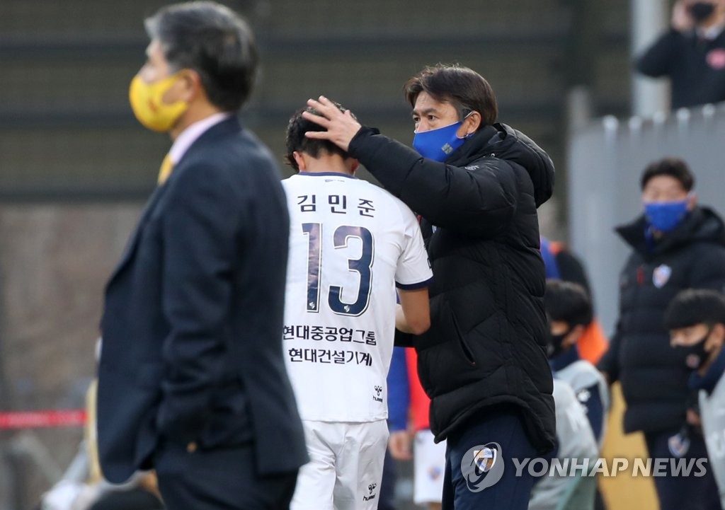 홍명보 감독 '김민준 잘했어'