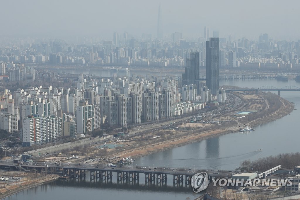 서울 영등포구 63빌딩 전망대에서 바라본 아파트 단지와 빌딩