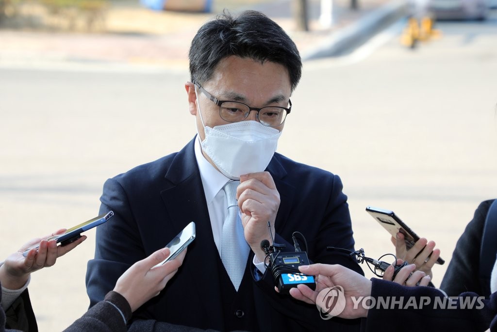 질문에 답하는 김진욱 공수처장