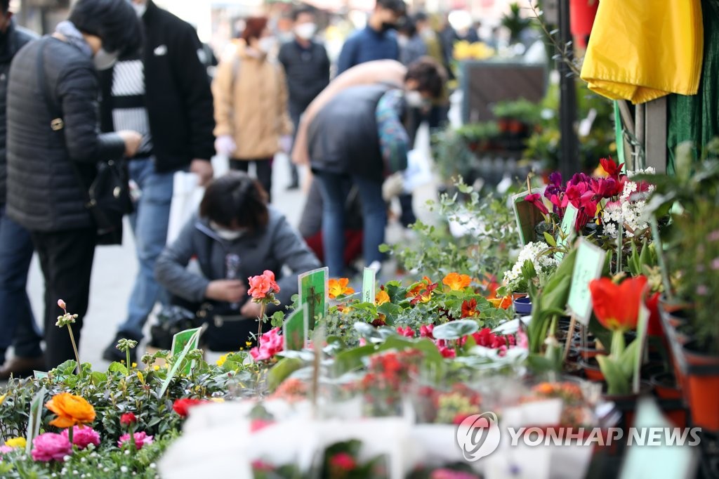 Busy flower market Busy flower market