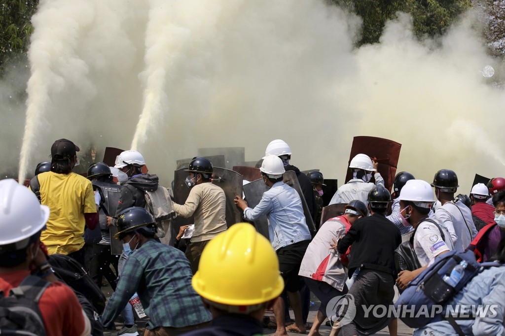 경찰 최루가스에 소화기 분말로 맞서는 미얀마 시위대