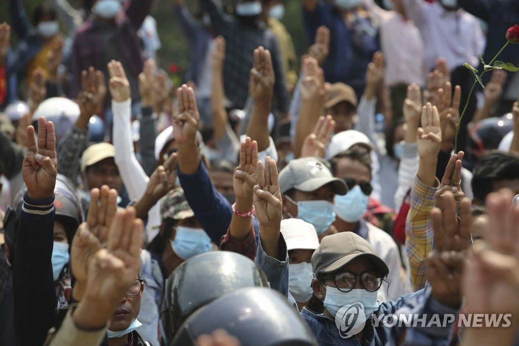유혈 사태에도 군정에 끈질기게 저항하는 미얀마 시위대