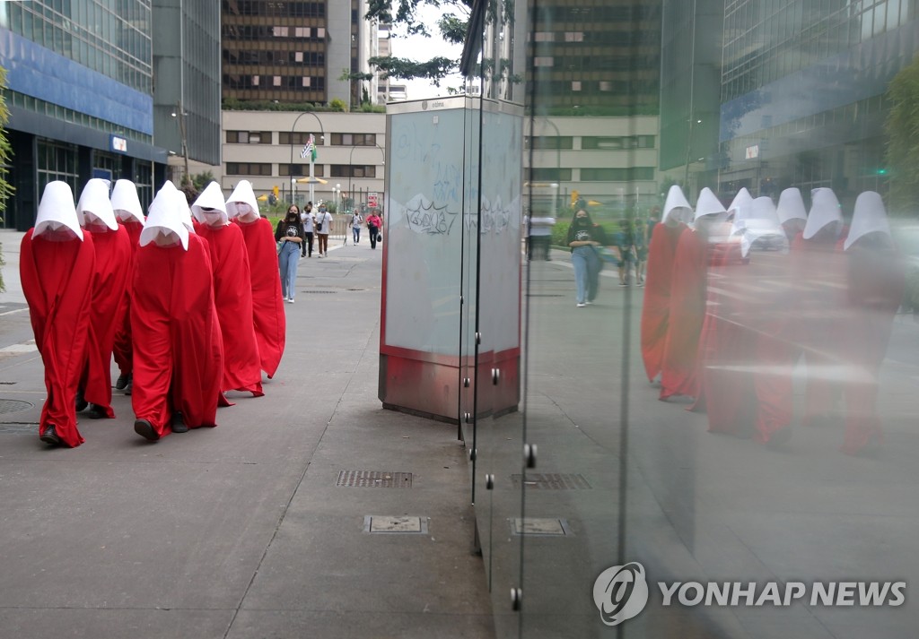 '세계 여성의 날' 시녀 복장으로 시위하는 브라질 활동가들