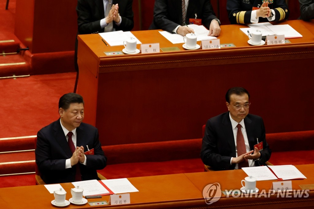 전인대 폐막식서 박수치는 시진핑 중국 주석