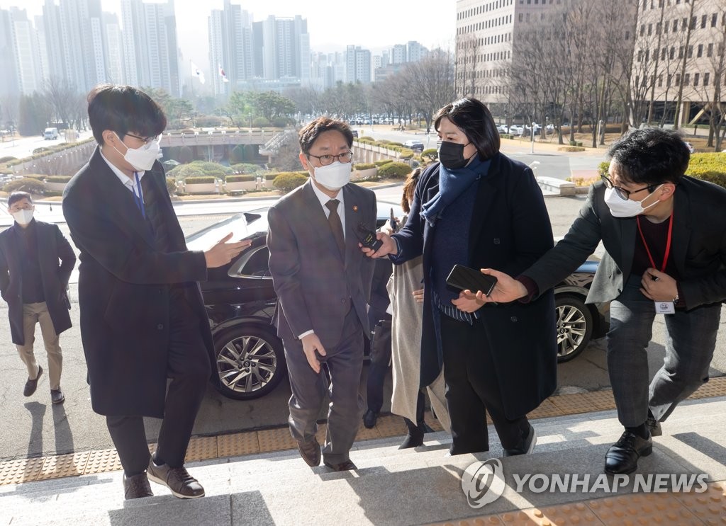 출근하는 박범계 장관