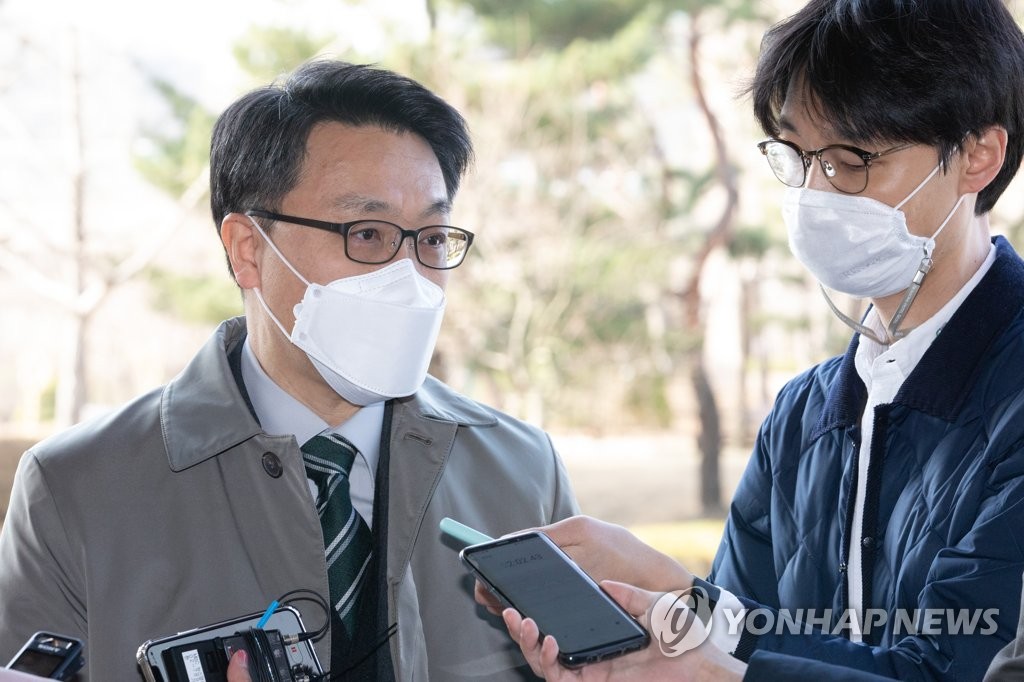 질문에 답하는 김진욱 공수처장