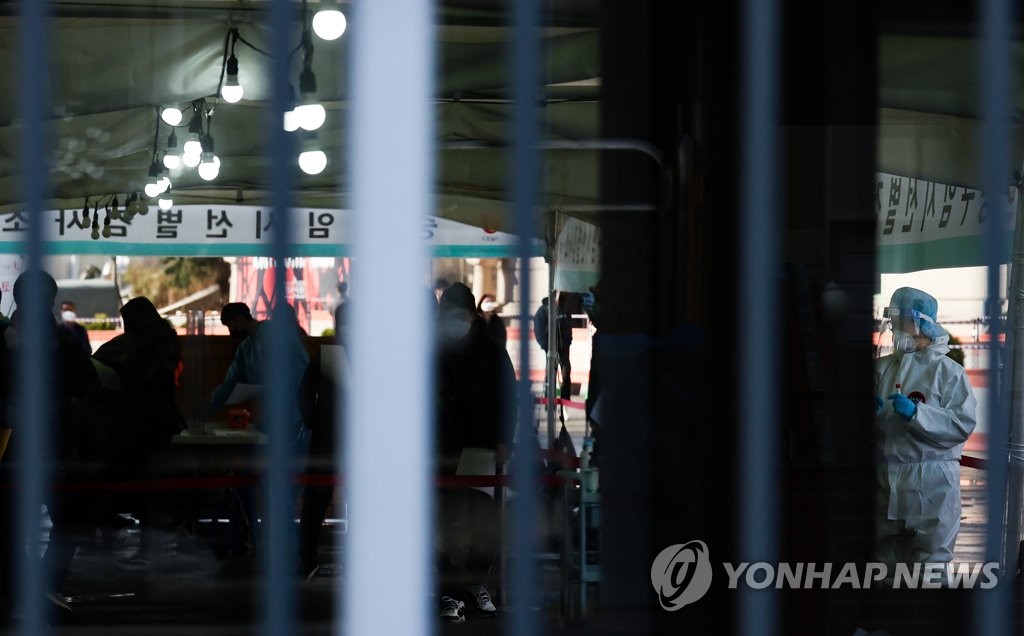 오늘도 붐비는 선별진료소
