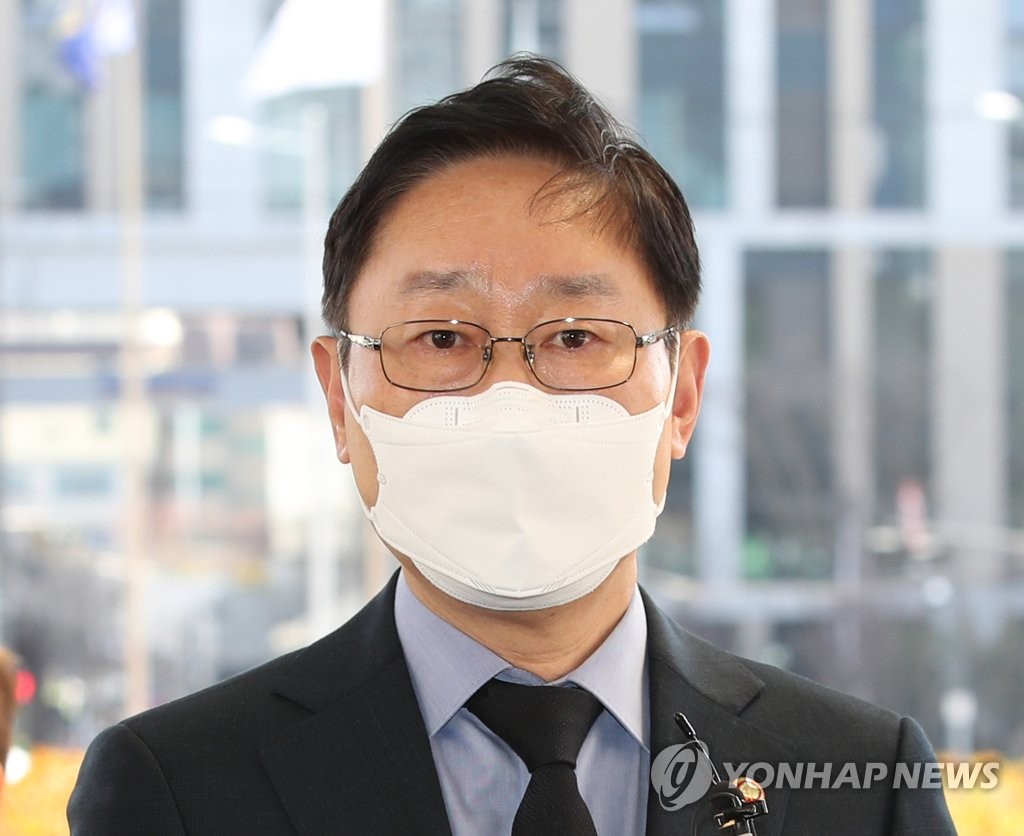 취재진 질문에 답하는 박범계 법무부 장관