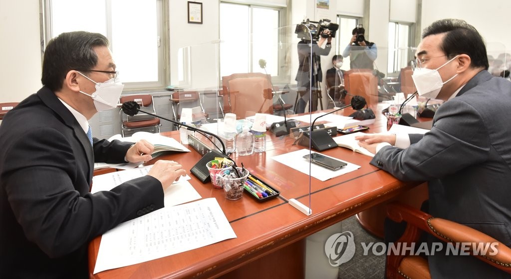 추경예산안등조정소위에서 대화하는 정성호와 박홍근