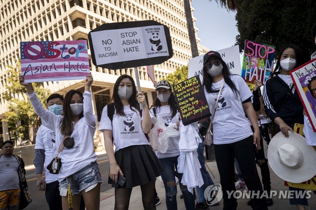 '증오범죄 규탄' 미 LA 집회에 참석한 아시아계 여성들