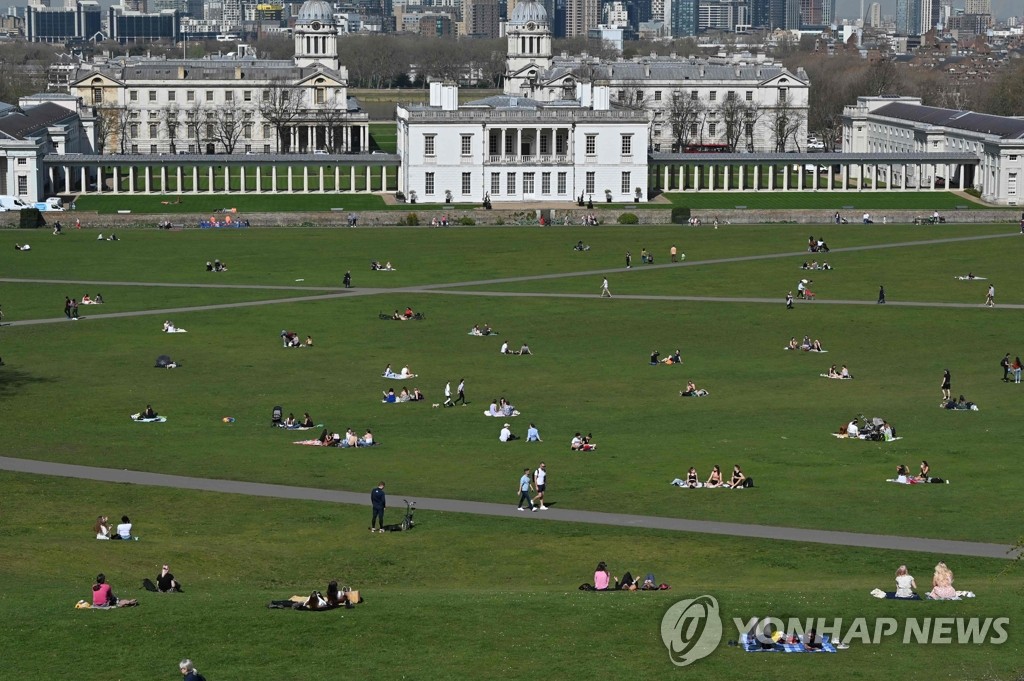 코로나19 봉쇄 완화 후 공원서 봄날씨 즐기는 영국인들