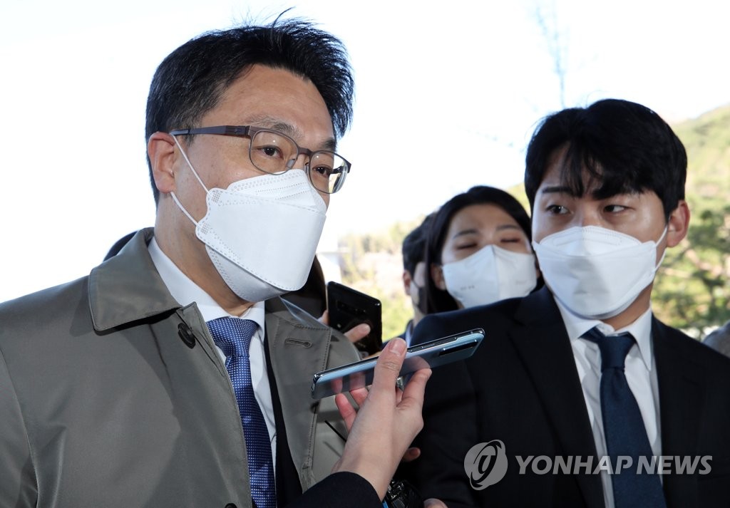 김진욱 공수처장 '질문에 답변않고 인사만'