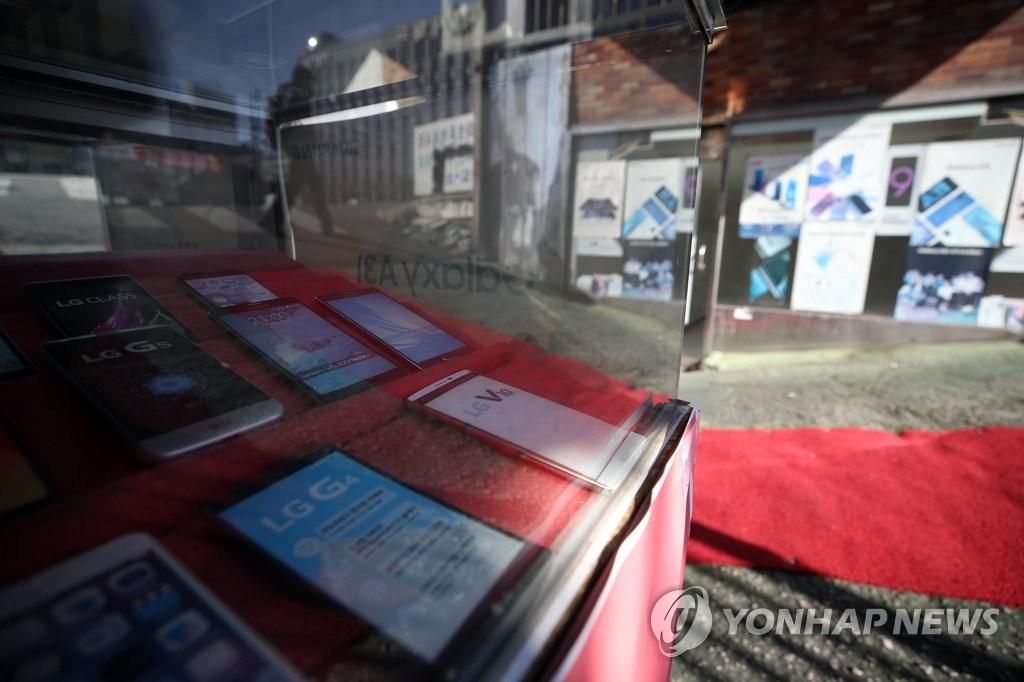 Used smartphones from LG Electronics Inc. are displayed at a store in Seoul on April 5, 2021. (Yonhap)