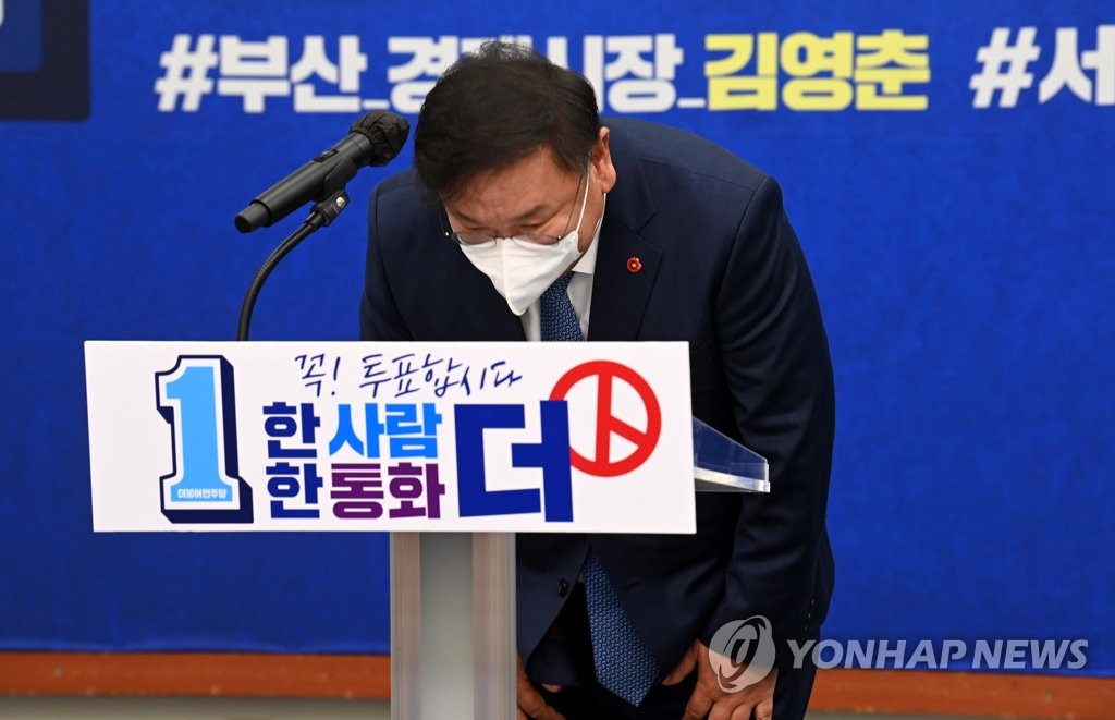 인사하는 민주당 김태년 당대표 직무대행