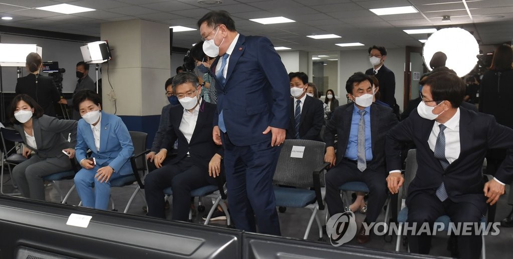 개표상황실 떠나는 민주당 김태년 당대표 직무대행