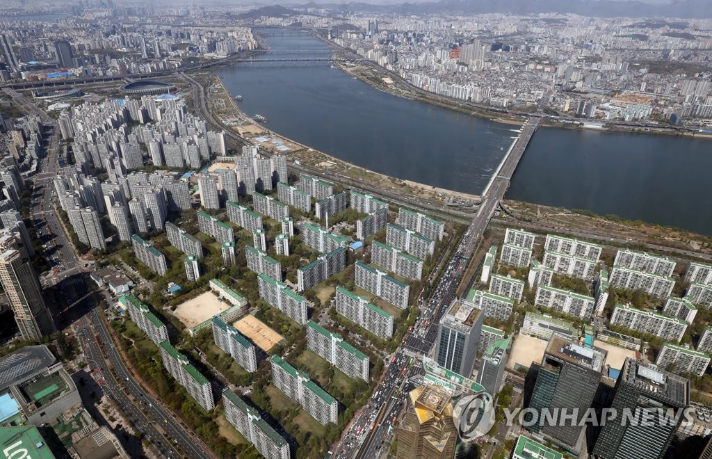 재건축 대표 단지인 송파구 잠실동 주공5단지를 비롯한 한강변 아파트 모습