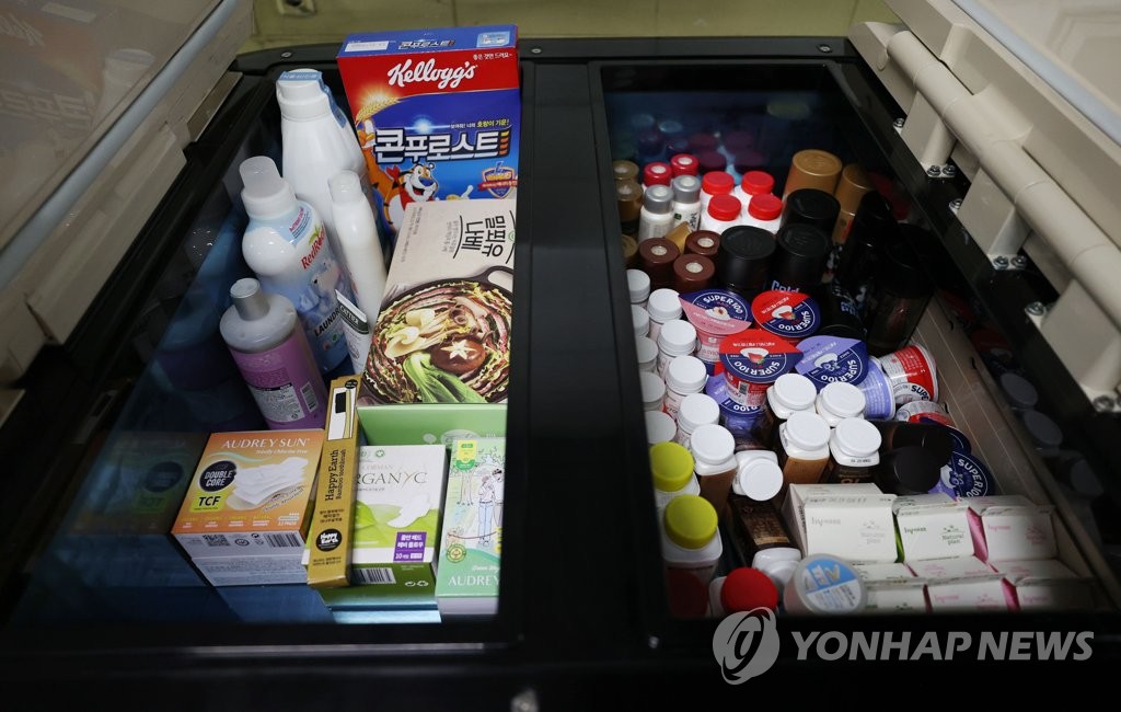 한국야쿠르트 냉장카트에 담긴 밀키트와 생활용품들