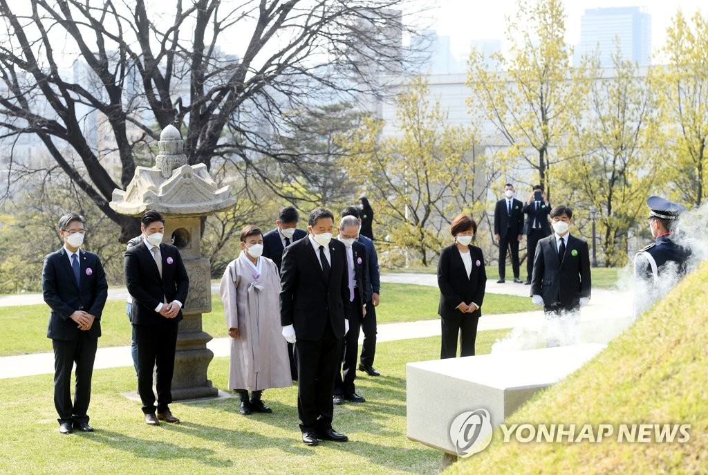 김구 선생 묘역 참배하는 황기철 국가보훈처장과 유족들