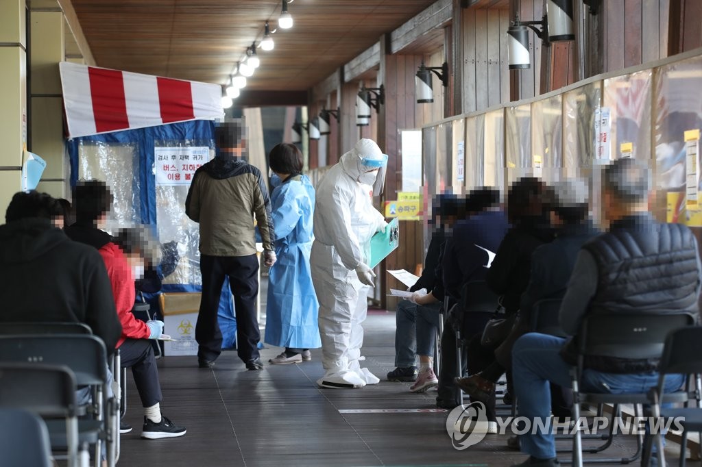 Citizens wait for COVID-19 testing at a clinic in southern Seoul on April 18, 2021. (Yonhap)