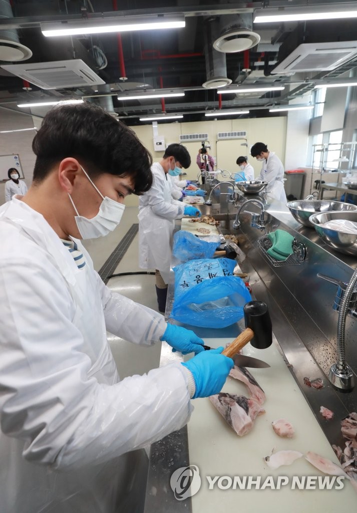 Checking radiation levels in fish from Japan Checking radiation levels in fish from Japan