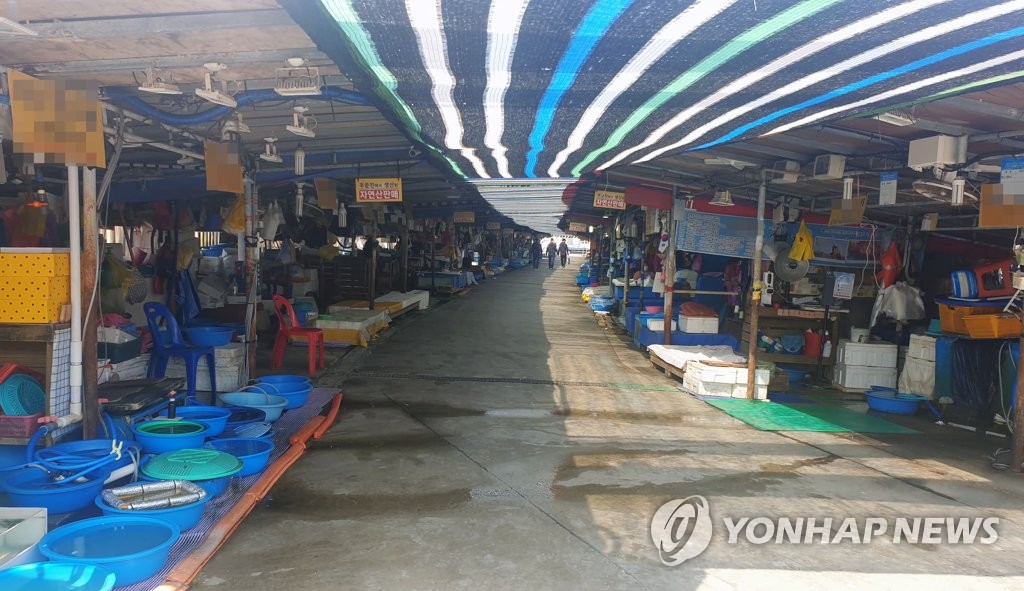 코로나19 확산으로 문 닫은 주문진 어민시장