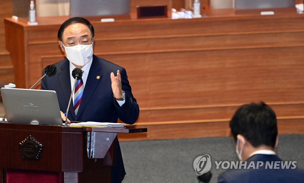 대정부질문 답변하는 홍남기 총리 대행