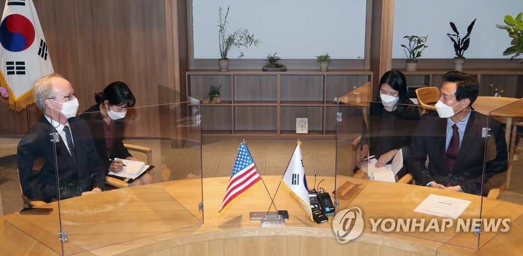 Seoul mayor meets U.S. envoy Seoul mayor meets U.S. envoy