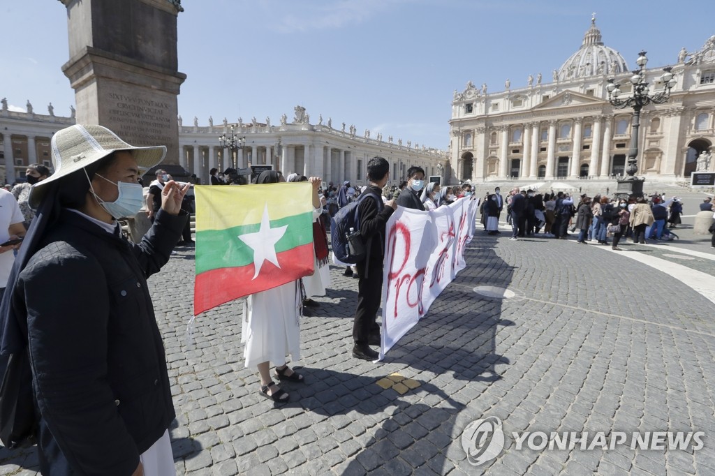 바티칸 광장서 미얀마 쿠데타 규탄하는 신부와 수녀들