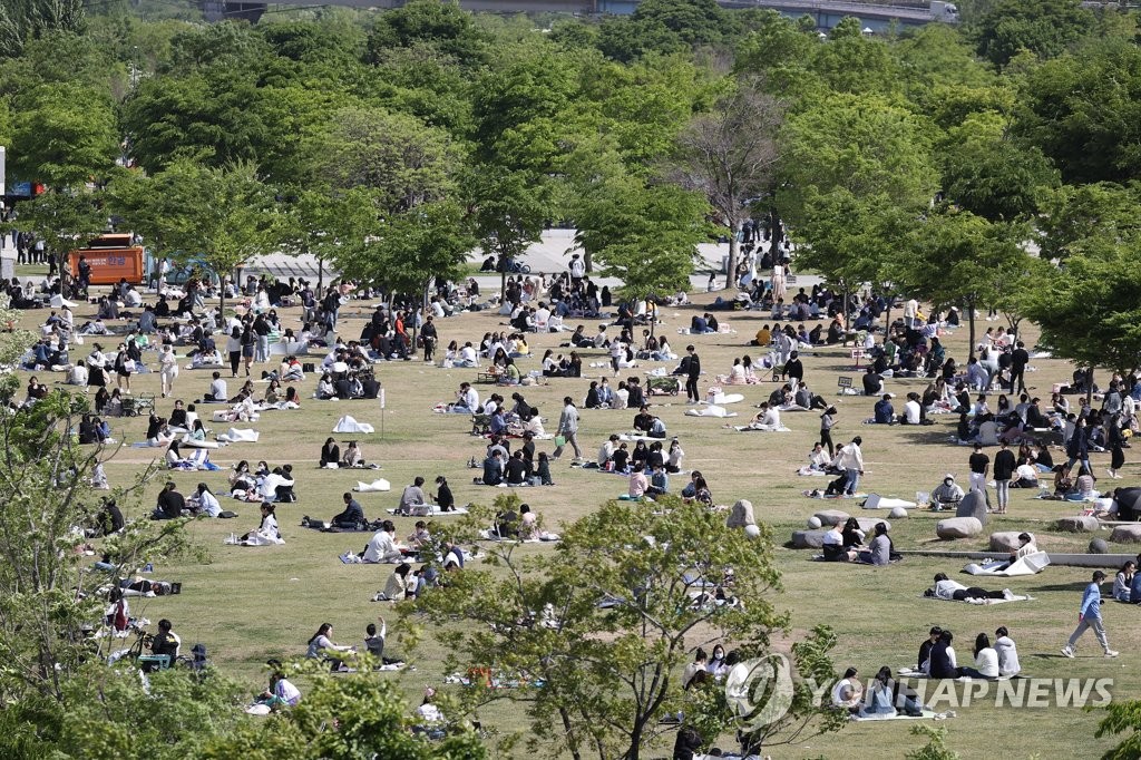 Crowded park in Seoul Crowded park in Seoul