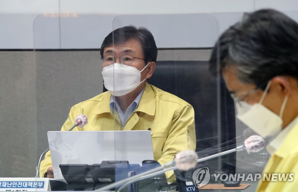 중대본 화상 회의 주재하는 권덕철 장관