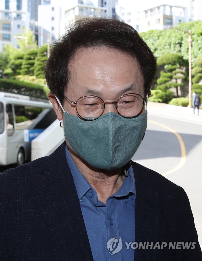출근하는 조희연 서울시교육감