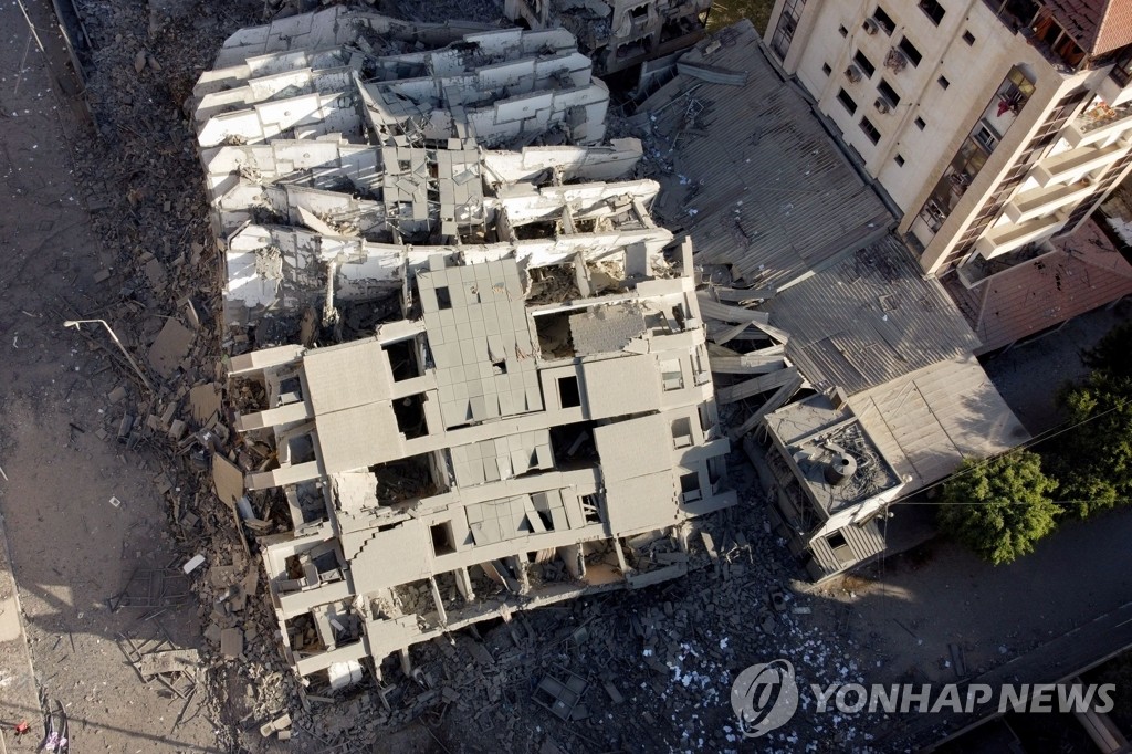 이스라엘군 공습에 무너져내린 가자지구 고층 건물