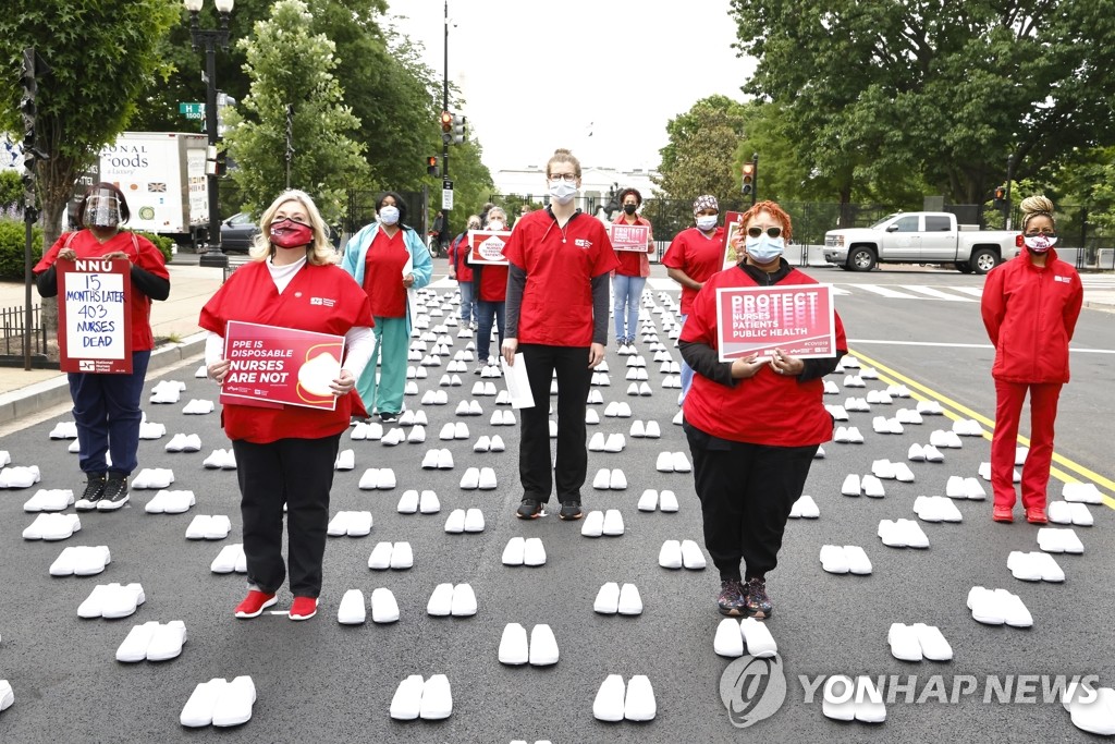  ′간호사 신발′…코로나19 최전선에서 숨진 간호사를 추모하며 