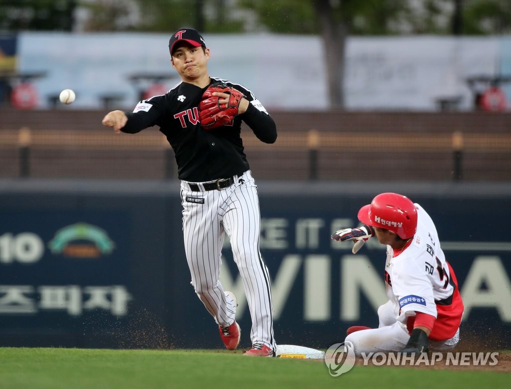 In this file photo from May 13, 2021, Oh Ji-hwan of the LG Twins (L) turns a double play against the Kia Tigers during the bottom of the second inning of a Korea Baseball Organization regular season game at Gwangju-Kia Champions Field in Gwangju, 330 kilometers south of Seoul. (Yonhap)