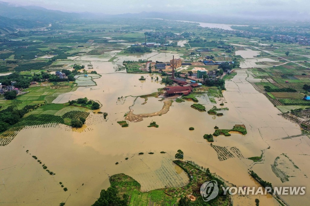 홍수로 침수된 중국 광시장족자치구의 농경지